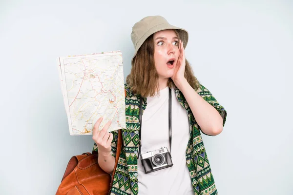 Caucasian Pretty Woman Feeling Happy Excited Surprised Backpacker Tourist Map — 스톡 사진