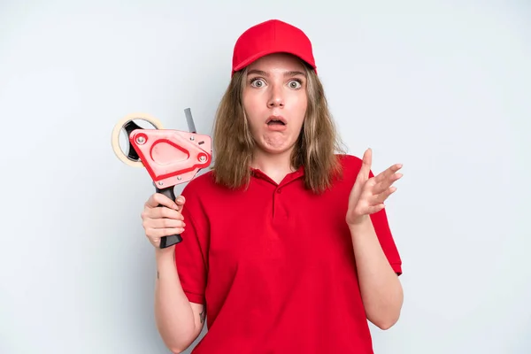 Caucasian Pretty Woman Feeling Extremely Shocked Surprised Employee Concept — Stockfoto
