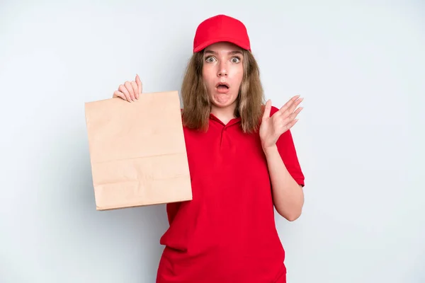 Caucasian Pretty Woman Amazed Shocked Astonished Unbelievable Surprise Delivery Take — Fotografia de Stock