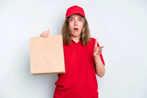 Caucasian Pretty Woman Feeling Extremely Shocked Surprised Delivery Take Away — Fotografia de Stock