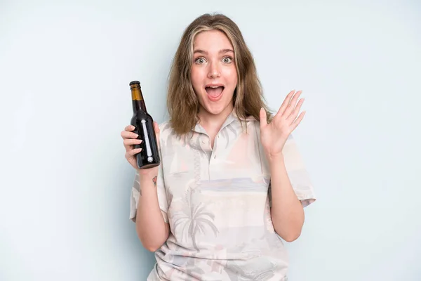 Caucasian Pretty Woman Feeling Happy Astonished Something Unbelievable Beer Concept — Foto de Stock