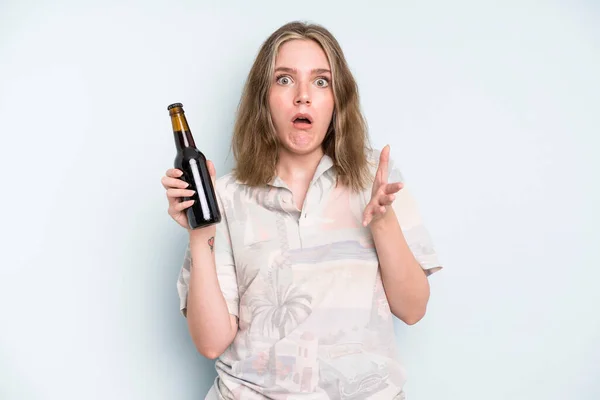 Caucasian Pretty Woman Amazed Shocked Astonished Unbelievable Surprise Beer Concept — Stockfoto