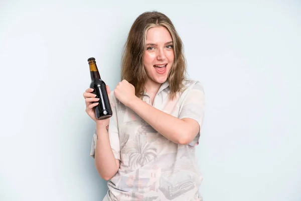 Caucasian Pretty Woman Feeling Happy Facing Challenge Celebrating Beer Concept — Foto de Stock