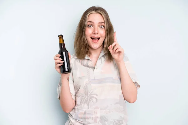 Caucasian Pretty Woman Feeling Happy Excited Genius Realizing Idea Beer — Foto de Stock