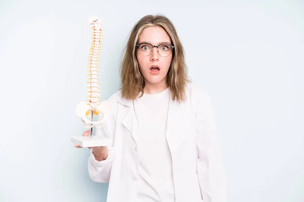 Caucasian Pretty Woman Looking Very Shocked Surprised Spine Specialist Concept — Stock Fotó