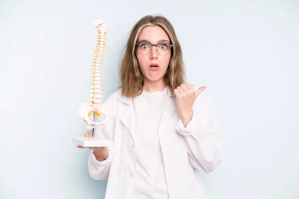 Caucasian Pretty Woman Looking Astonished Disbelief Spine Specialist Concept —  Fotos de Stock