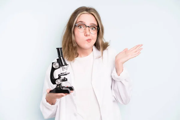 Caucasian Pretty Woman Feeling Puzzled Confused Scratching Head Science Student — Stock Photo, Image