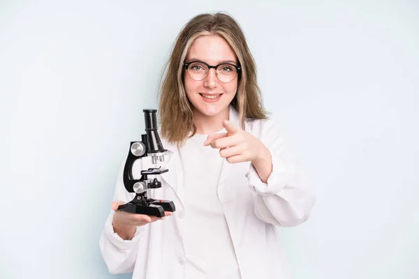 Καυκάσια Όμορφη Γυναίκα Γελάει Δυνατά Ένα Αστείο Φοιτητής Επιστημών Μικροσκόπιο — Φωτογραφία Αρχείου