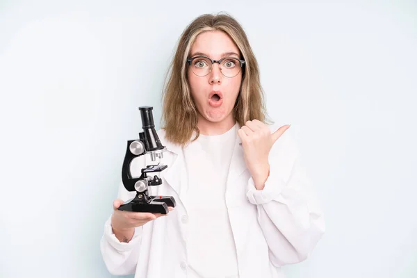 Caucasian Pretty Woman Looking Excited Surprised Pointing Side Science Student — Stock Photo, Image