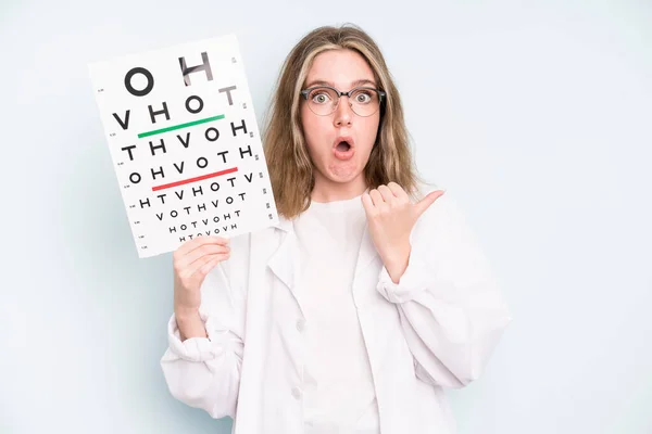 Caucasian Pretty Woman Looking Excited Surprised Pointing Side Optical Vision — Stockfoto