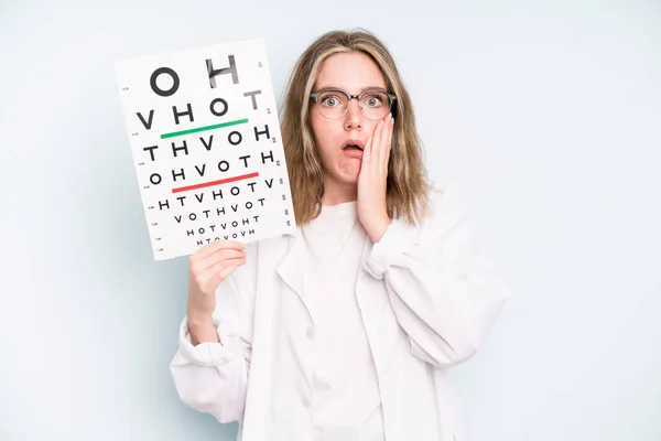 Caucasian Pretty Woman Amazed Shocked Astonished Unbelievable Surprise Optical Vision — Stockfoto
