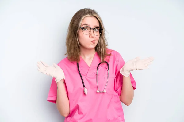 Caucasian Pretty Woman Feeling Puzzled Confused Scratching Head Nurse Concept — Stockfoto