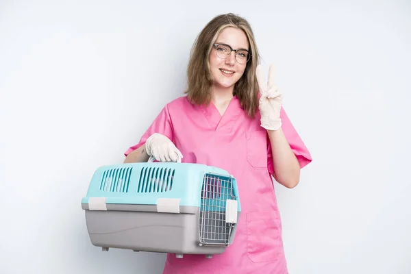 Caucasian Pretty Woman Smiling Looking Friendly Showing Number One Veterinarian — Stockfoto