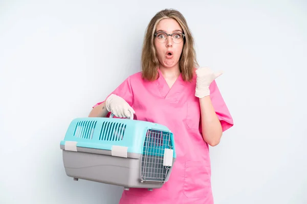 Caucasian Pretty Woman Looking Excited Surprised Pointing Side Veterinarian Concept — Foto Stock