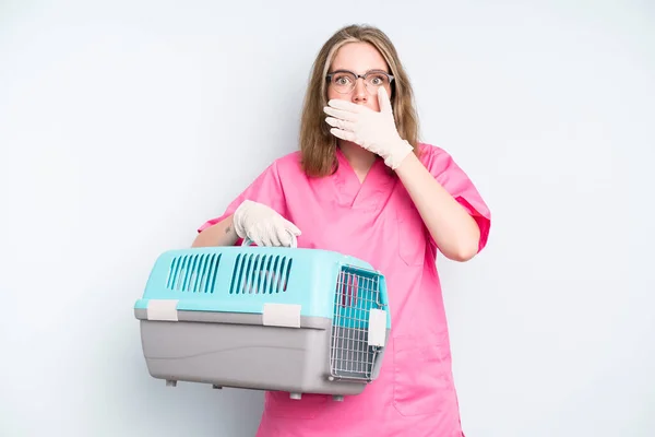 Caucasian Pretty Woman Feeling Extremely Shocked Surprised Veterinarian Concept — Stockfoto