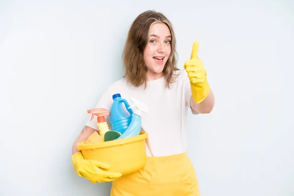 Caucasian Pretty Woman Feeling Proud Smiling Positively Thumbs Housekeeper Cleaning — Zdjęcie stockowe