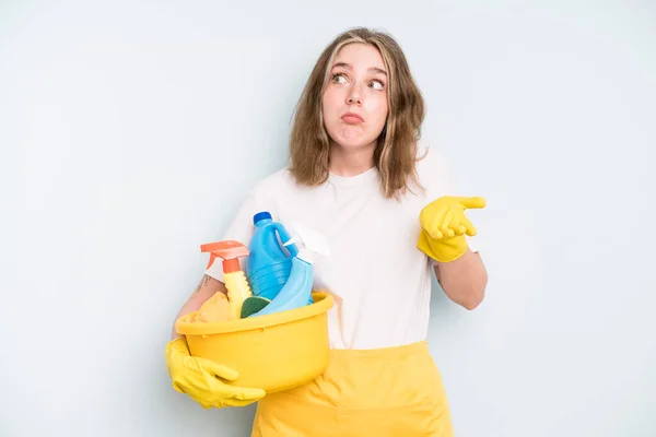 Caucasian Pretty Woman Shrugging Feeling Confused Uncertain Housekeeper Cleaning Concept — Stockfoto