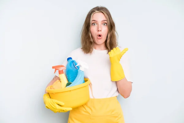 Caucasian Pretty Woman Looking Astonished Disbelief Housekeeper Cleaning Concept — Stockfoto