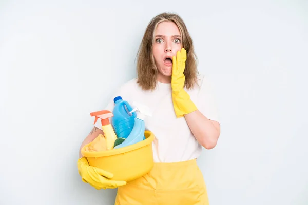 Caucasian Pretty Woman Feeling Shocked Scared Housekeeper Cleaning Concept — Foto Stock