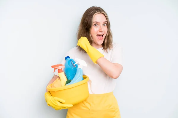 Caucasian Pretty Woman Feeling Happy Facing Challenge Celebrating Housekeeper Cleaning — Stockfoto