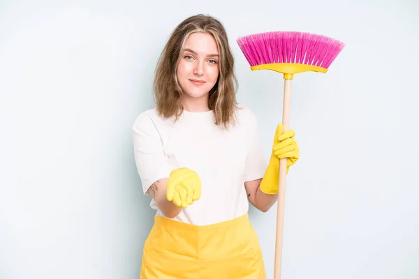Caucasian Pretty Woman Smiling Happily Friendly Offering Showing Concept Housekeeper — Zdjęcie stockowe