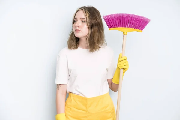 Caucasian Pretty Woman Profile View Thinking Imagining Daydreaming Housekeeper Cleaning — Stock Photo, Image