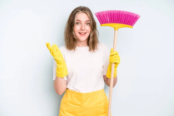 Caucasian Pretty Woman Feeling Happy Surprised Realizing Solution Idea Housekeeper — Stok fotoğraf