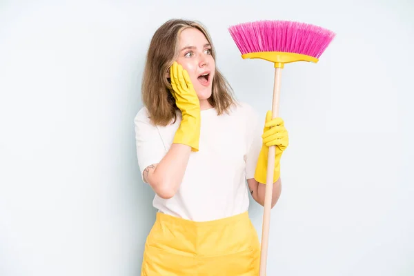 Caucasian Pretty Woman Feeling Happy Excited Surprised Housekeeper Cleaning Concept — Stockfoto