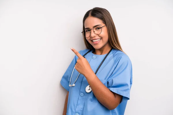 Hispanic Pretty Woman Looking Excited Surprised Pointing Side Medicine Student — 图库照片