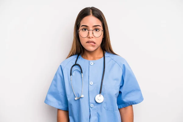 Hispanic Pretty Woman Looking Puzzled Confused Medicine Student Concept — Stock fotografie