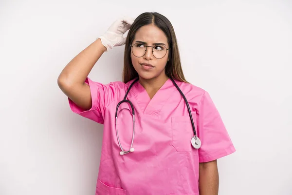Hispanic Pretty Woman Smiling Happily Daydreaming Doubting Medicine Student Concept — Stockfoto