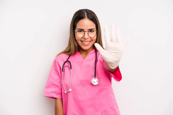 Hispanic Pretty Woman Smiling Looking Friendly Showing Number Five Medicine — Stockfoto