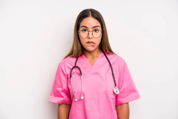 Hispanic Pretty Woman Looking Puzzled Confused Medicine Student Concept — Fotografia de Stock