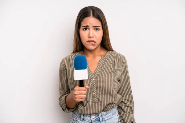 Hispanic Pretty Woman Looking Puzzled Confused Presenter Microphone Concept — Stock Photo, Image