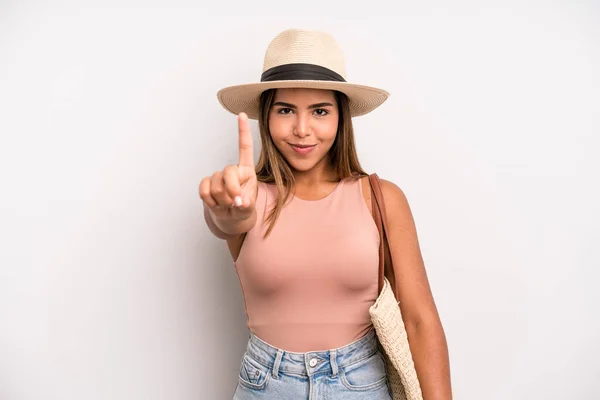 Hispanic Pretty Woman Smiling Looking Friendly Showing Number One Summer — Stockfoto