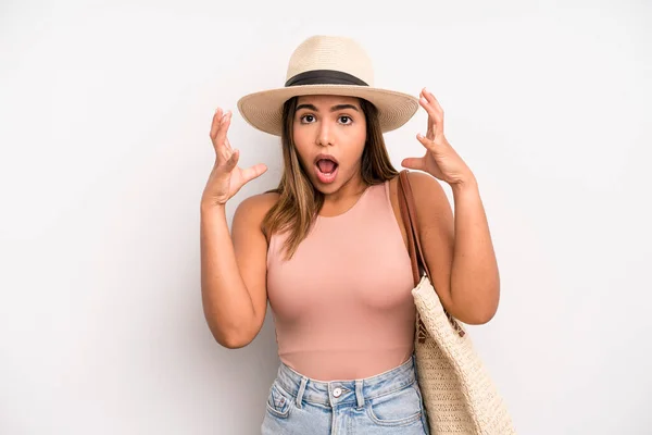 Hispanic Pretty Woman Screaming Hands Air Summer Holidays Concept — Fotografia de Stock