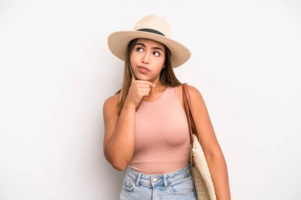 Hispanic Pretty Woman Thinking Feeling Doubtful Confused Summer Holidays Concept — Fotografia de Stock