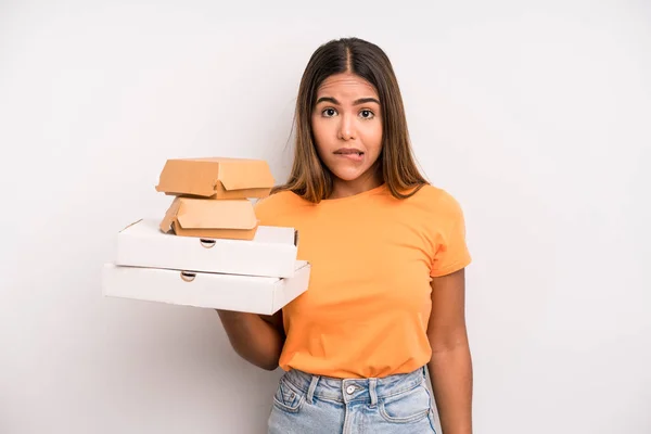 Hispanic Pretty Woman Looking Puzzled Confused Fast Food Take Away — Stockfoto
