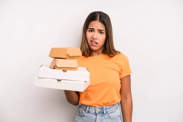 Hispanic Pretty Woman Feeling Puzzled Confused Fast Food Take Away — Fotografia de Stock