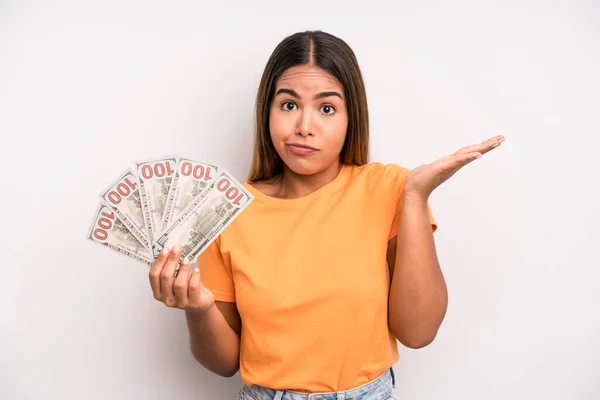 Hispanic Pretty Woman Feeling Puzzled Confused Doubting Dollar Banknotes Savings — Foto Stock