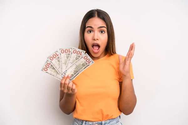 Hispanic Pretty Woman Feeling Happy Astonished Something Unbelievable Dollar Banknotes — Foto Stock