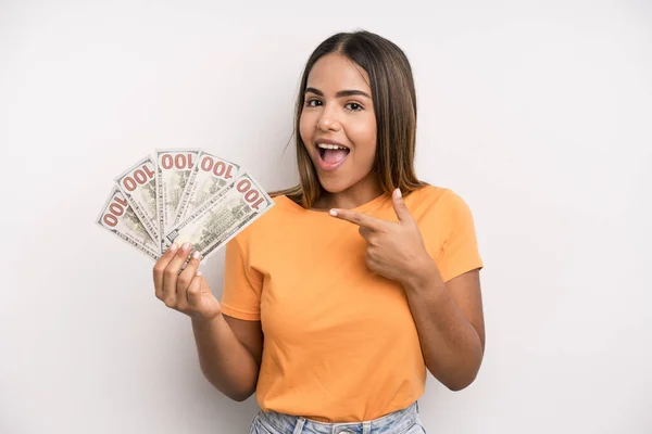 Hispanic Pretty Woman Looking Excited Surprised Pointing Side Dollar Banknotes — Stock fotografie
