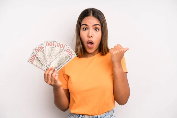 Hispanic Pretty Woman Looking Astonished Disbelief Dollar Banknotes Savings Concept — Foto Stock