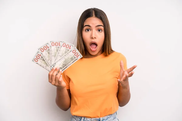 Hispanic Pretty Woman Amazed Shocked Astonished Unbelievable Surprise Dollar Banknotes — Foto Stock