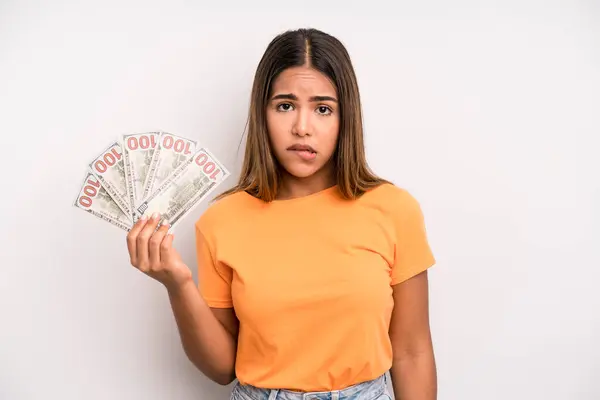 Hispanic Pretty Woman Looking Puzzled Confused Dollar Banknotes Savings Concept — 스톡 사진