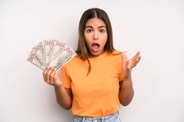Hispanic Pretty Woman Feeling Extremely Shocked Surprised Dollar Banknotes Savings — Foto Stock