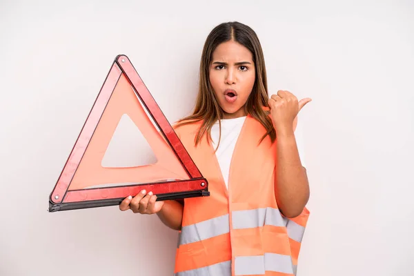 Hispanic Pretty Woman Looking Astonished Disbelief Car Accident Emergency Concept — Stockfoto