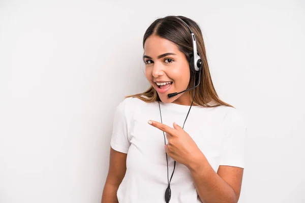 Hispanic Pretty Woman Looking Excited Surprised Pointing Side Telemarketer Concept — 스톡 사진