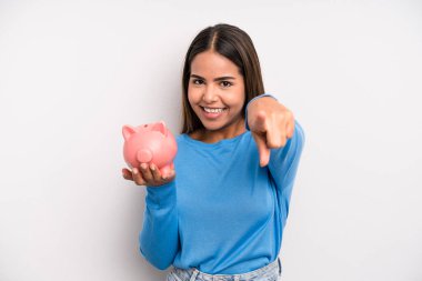 İspanyol asıllı güzel bir kadın kamerayı işaret ederek seni seçiyor. Domuz kumbarası konsepti