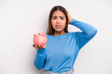 İspanyol güzel kadın kendini stresli, endişeli ya da korkmuş hissediyor, elleri başının üstünde. Domuz kumbarası konsepti